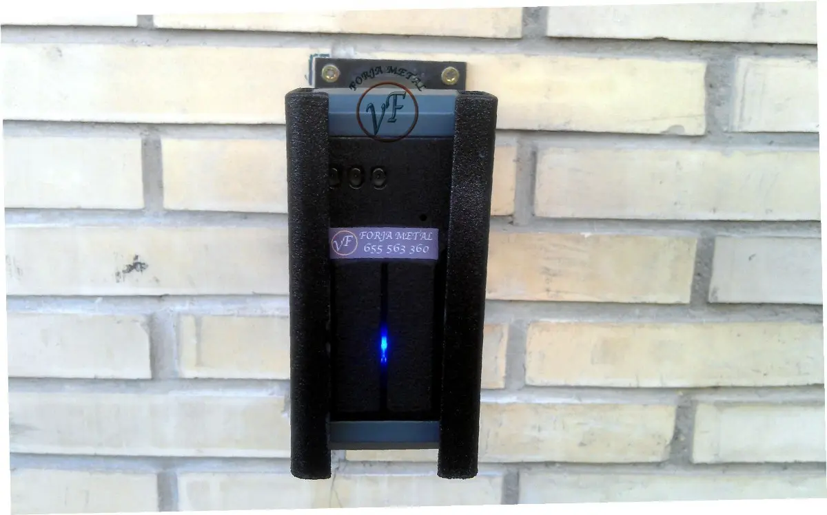 Control de acceso instalado en una fachada