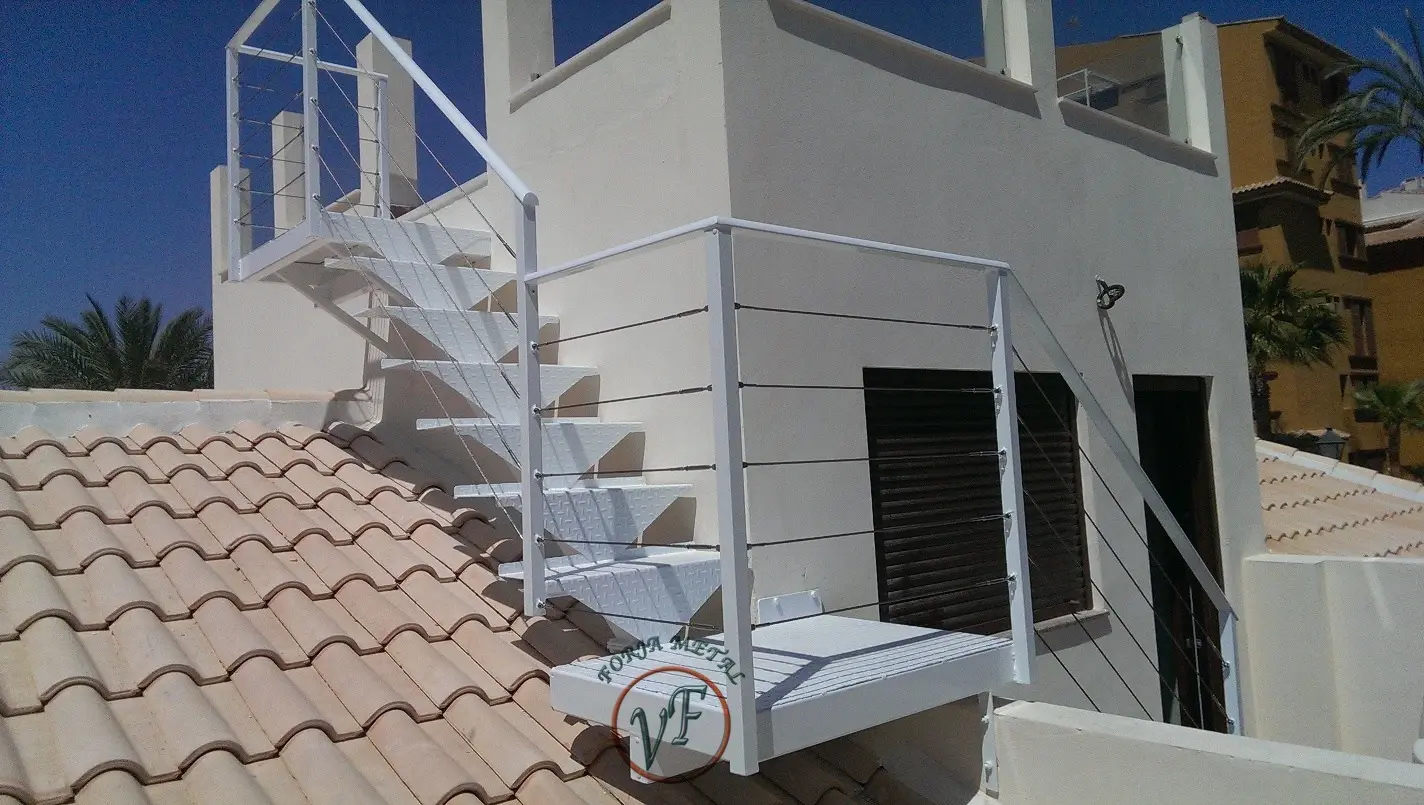 Escalera metálica exterior con barandilla