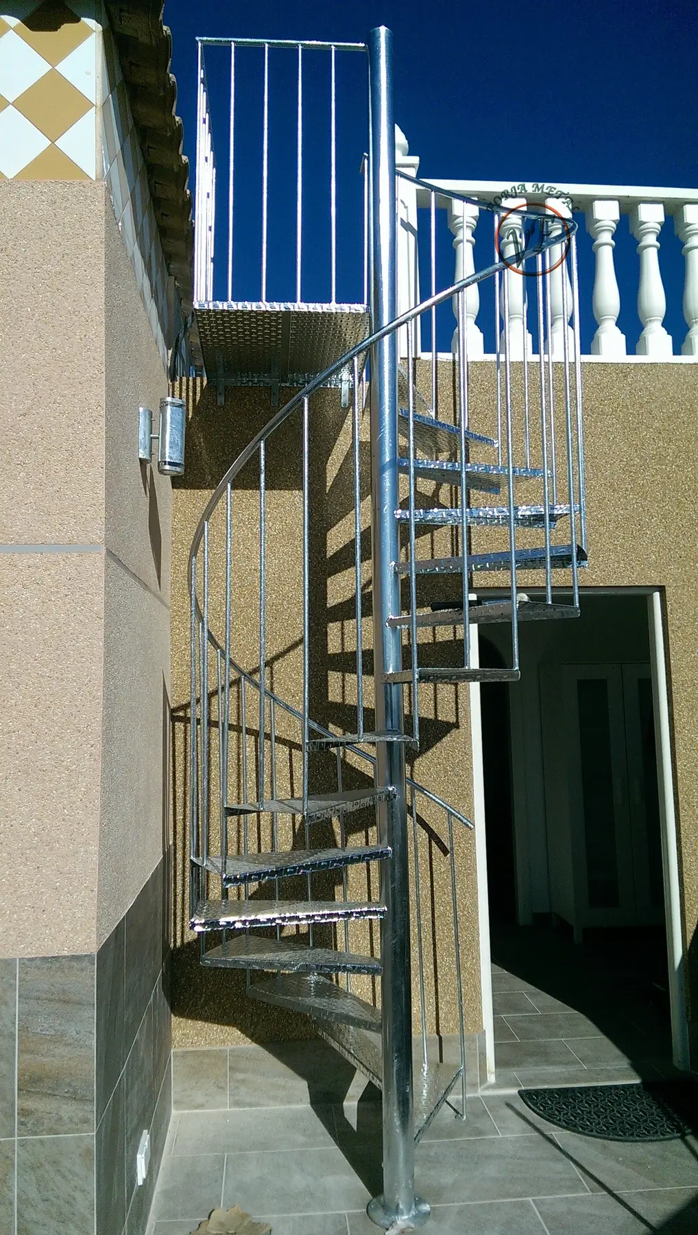 Escalera metálica de caracol para exterior