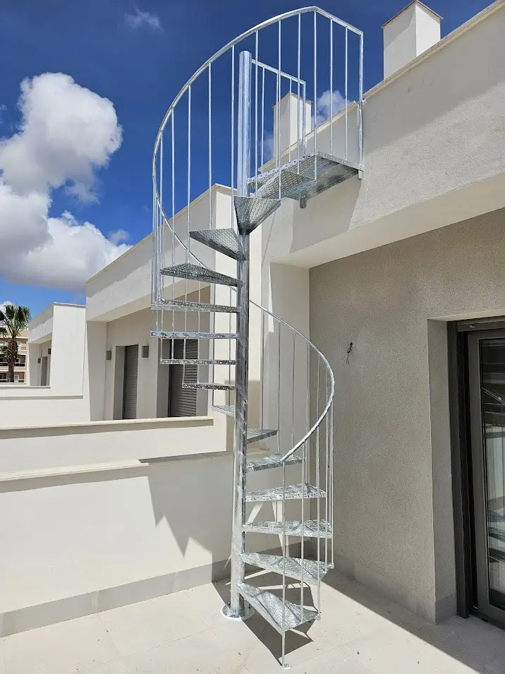 Escalera de caracol instalada en una vivienda