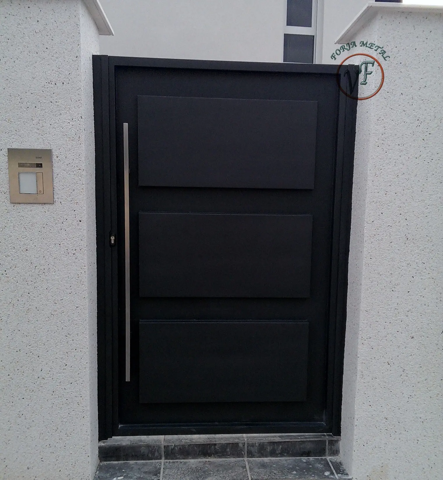 Puerta metálica peatonal fabricada a medida